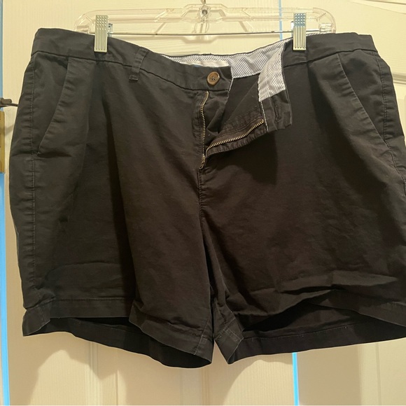 Old Navy black shorts, 5 inch inseam, size 16 - Picture 1 of 2